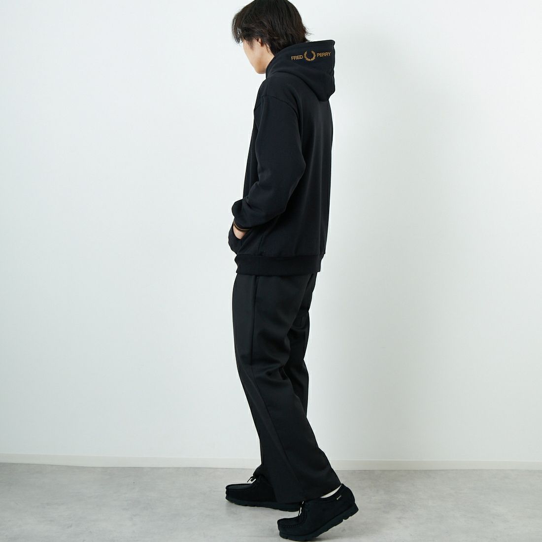 FRED PERRY [フレッドペリー] 別注 フードロゴ刺繍スウェットパーカー [FPM-25A-026JF] BLK/SHADED &&モデル身長：179cm 着用サイズ：L&&