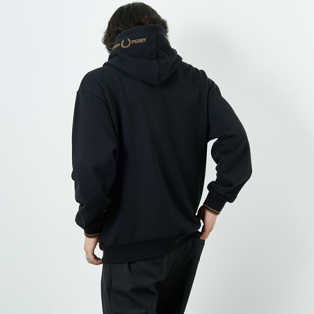 FRED PERRY [フレッドペリー] 別注 フードロゴ刺繍スウェットパーカー [FPM-25A-026JF] BLK/SHADED &&モデル身長：179cm 着用サイズ：L&&