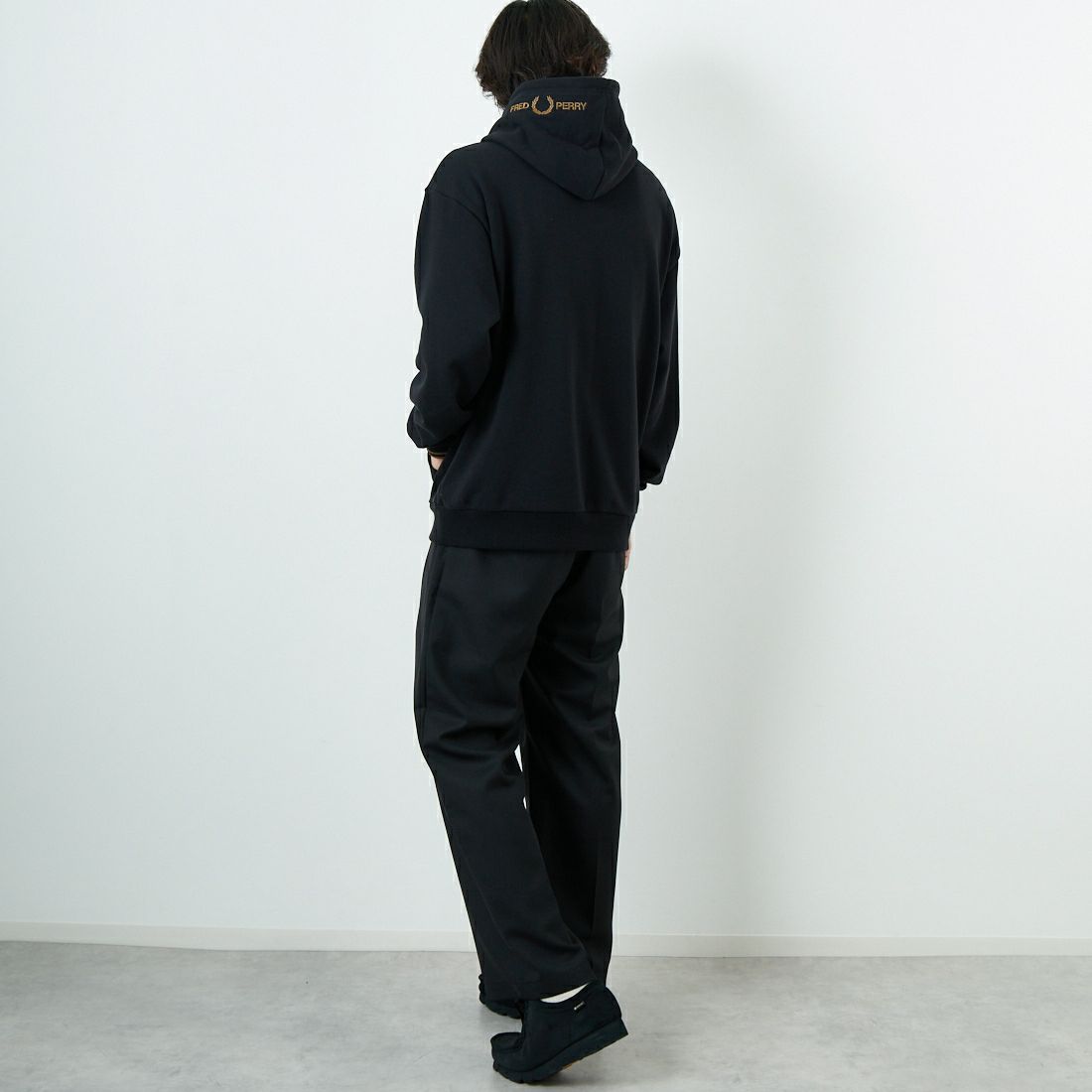FRED PERRY [フレッドペリー] 別注 フードロゴ刺繍スウェットパーカー [FPM-25A-026JF] BLK/SHADED &&モデル身長：179cm 着用サイズ：L&&