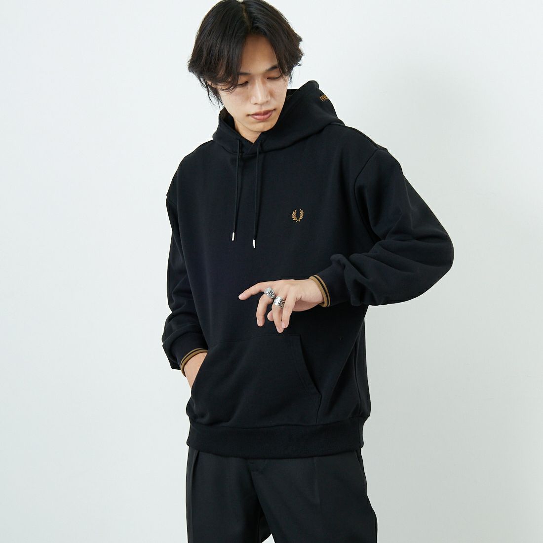FRED PERRY [フレッドペリー] 別注 フードロゴ刺繍スウェットパーカー [FPM-25A-026JF] BLK/SHADED &&モデル身長：179cm 着用サイズ：L&&