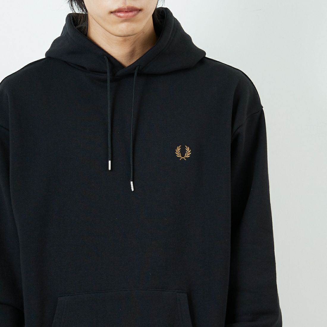 FRED PERRY [フレッドペリー] 別注 フードロゴ刺繍スウェットパーカー [FPM-25A-026JF] BLK/SHADED &&モデル身長：179cm 着用サイズ：L&&