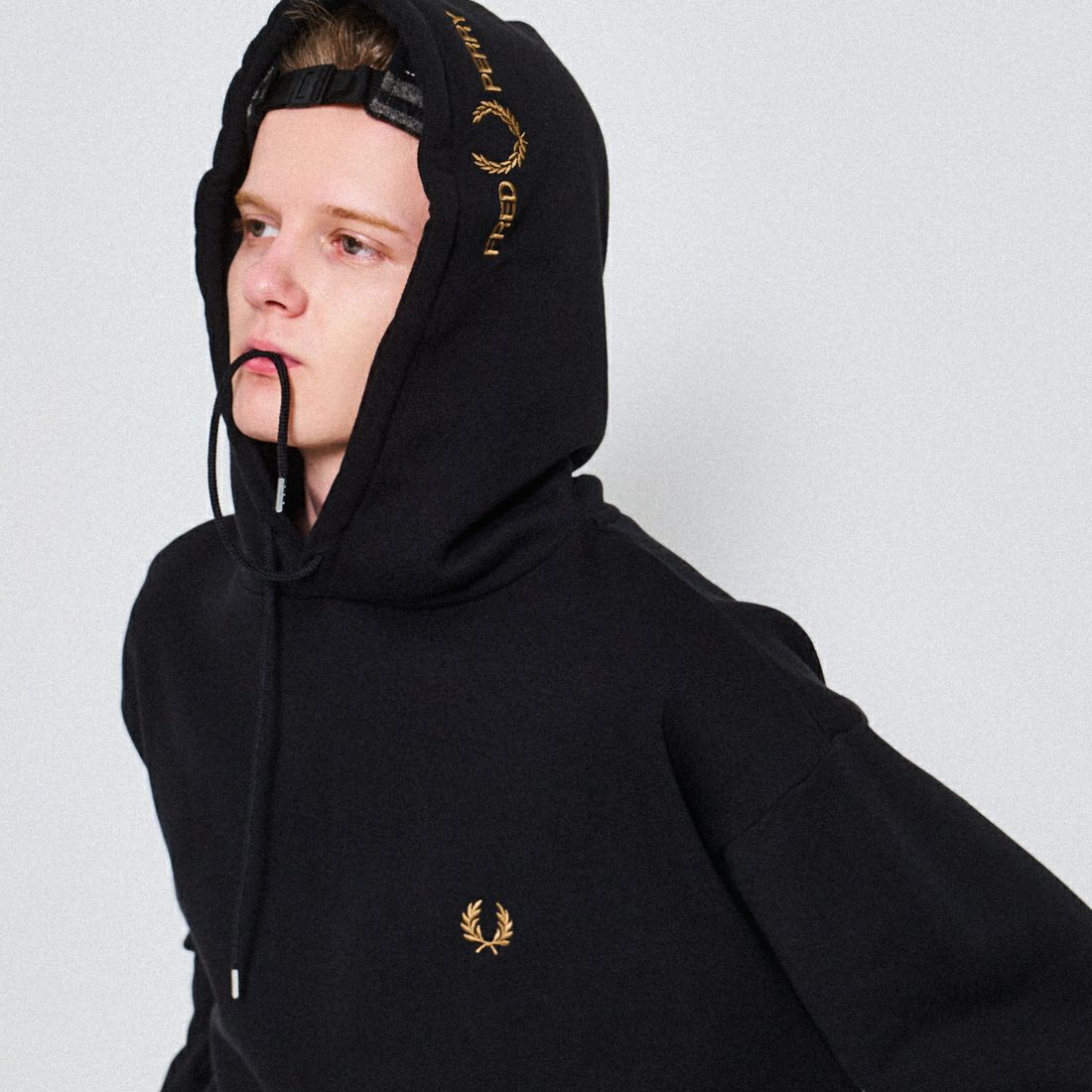 FRED PERRY [フレッドペリー] 別注 フードロゴ刺繍スウェットパーカー [FPM-25A-026JF] BLK/SHADED
