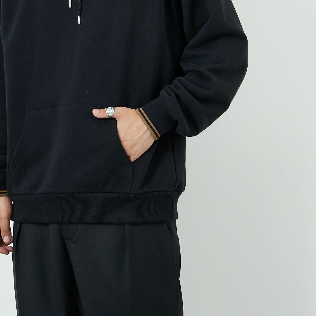 FRED PERRY [フレッドペリー] 別注 フードロゴ刺繍スウェットパーカー [FPM-25A-026JF] BLK/SHADED &&モデル身長：179cm 着用サイズ：L&&