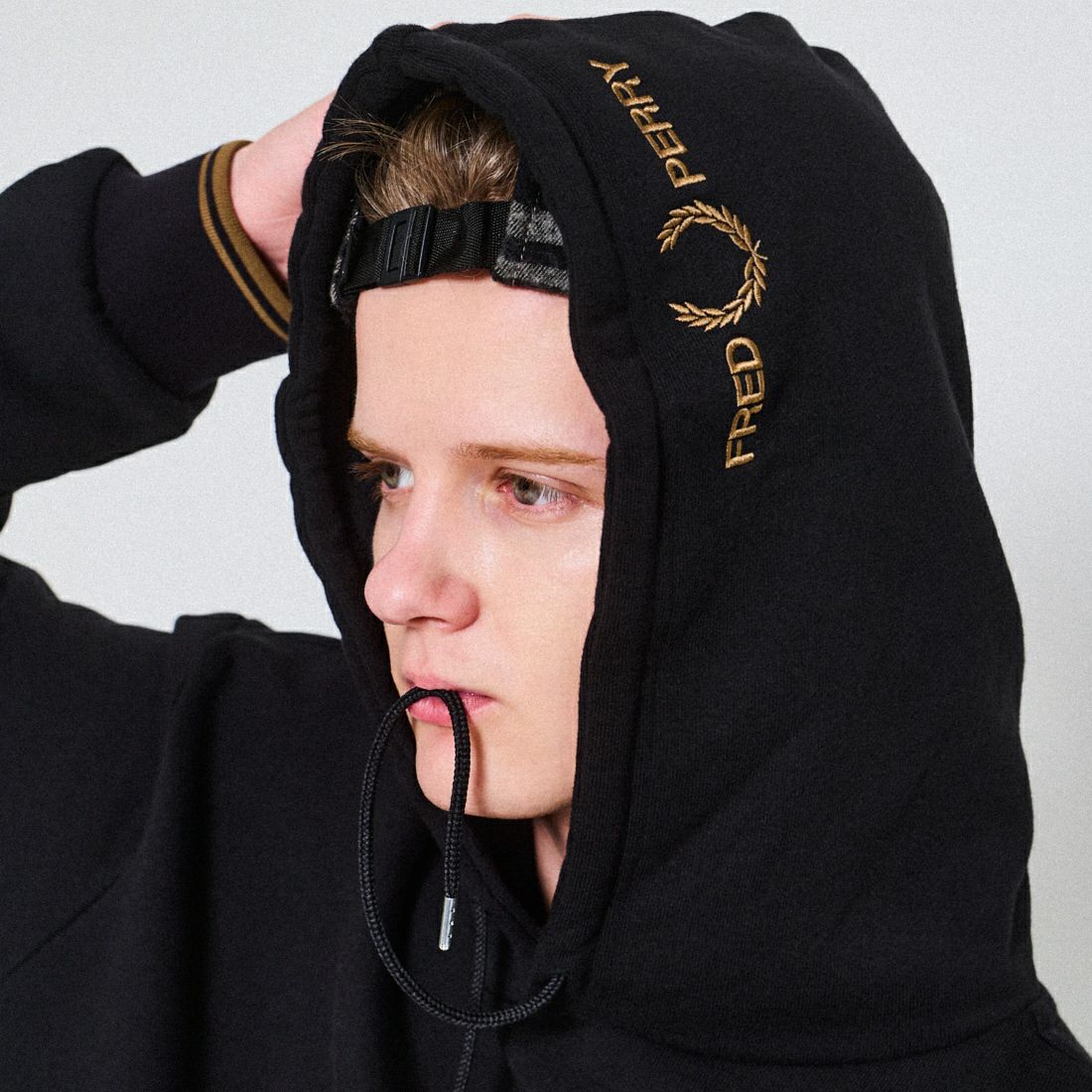 FRED PERRY [フレッドペリー] 別注 フードロゴ刺繍スウェットパーカー [FPM-25A-026JF] BLK/SHADED
