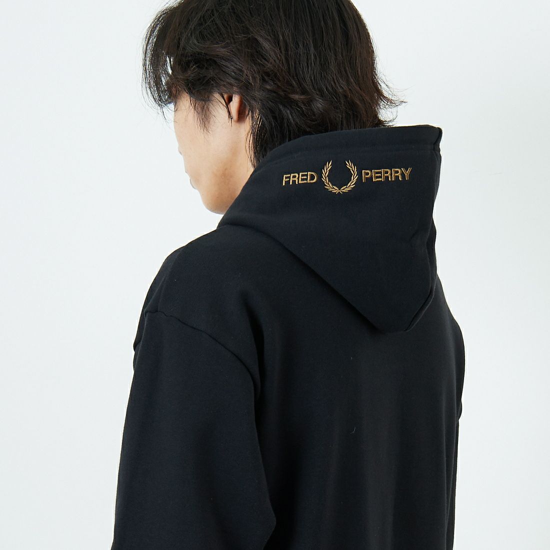 FRED PERRY [フレッドペリー] 別注 フードロゴ刺繍スウェットパーカー [FPM-25A-026JF] BLK/SHADED &&モデル身長：179cm 着用サイズ：L&&