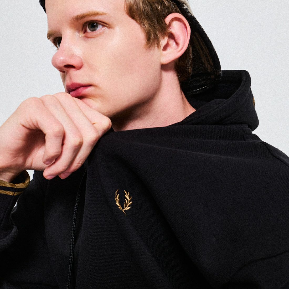 FRED PERRY [フレッドペリー] 別注 フードロゴ刺繍スウェットパーカー [FPM-25A-026JF] BLK/SHADED