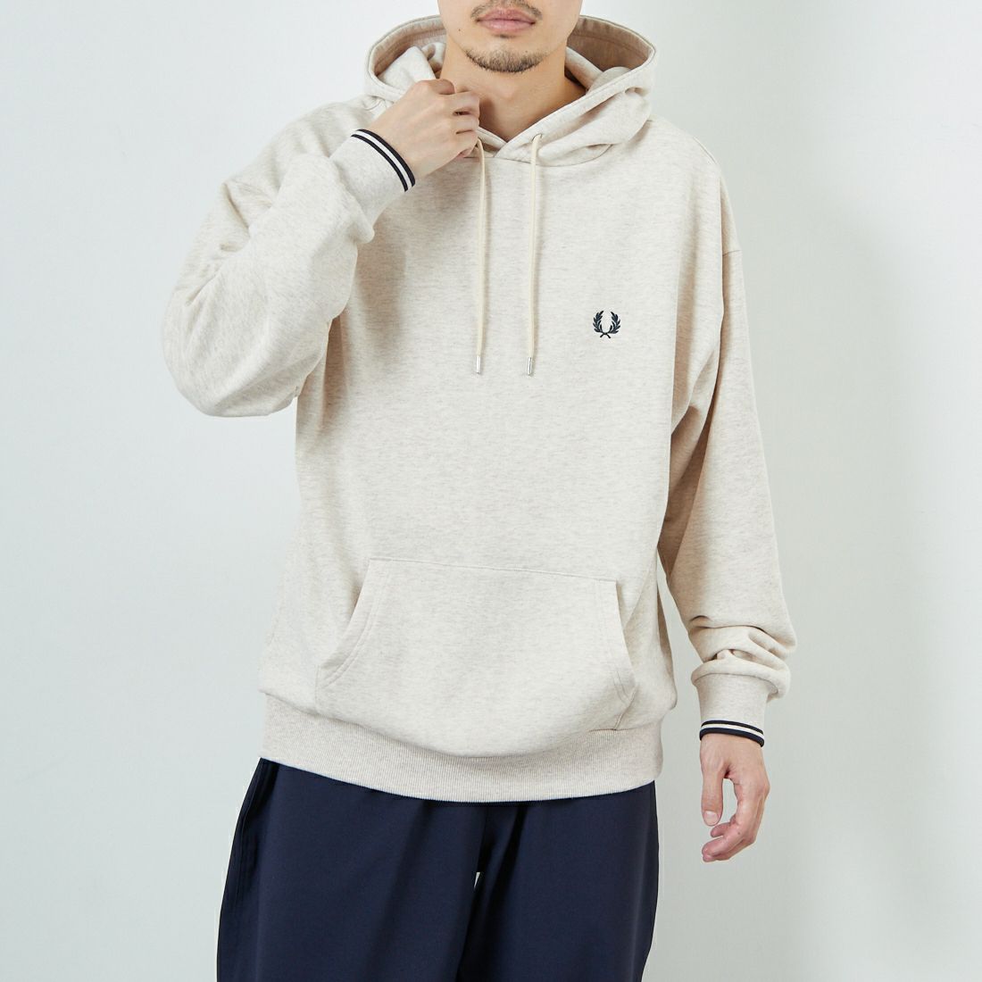 FRED PERRY [フレッドペリー] 別注 フードロゴ刺繍スウェットパーカー [FPM-25A-026JF] PORRIDGE M &&モデル身長：168cm 着用サイズ：L&&
