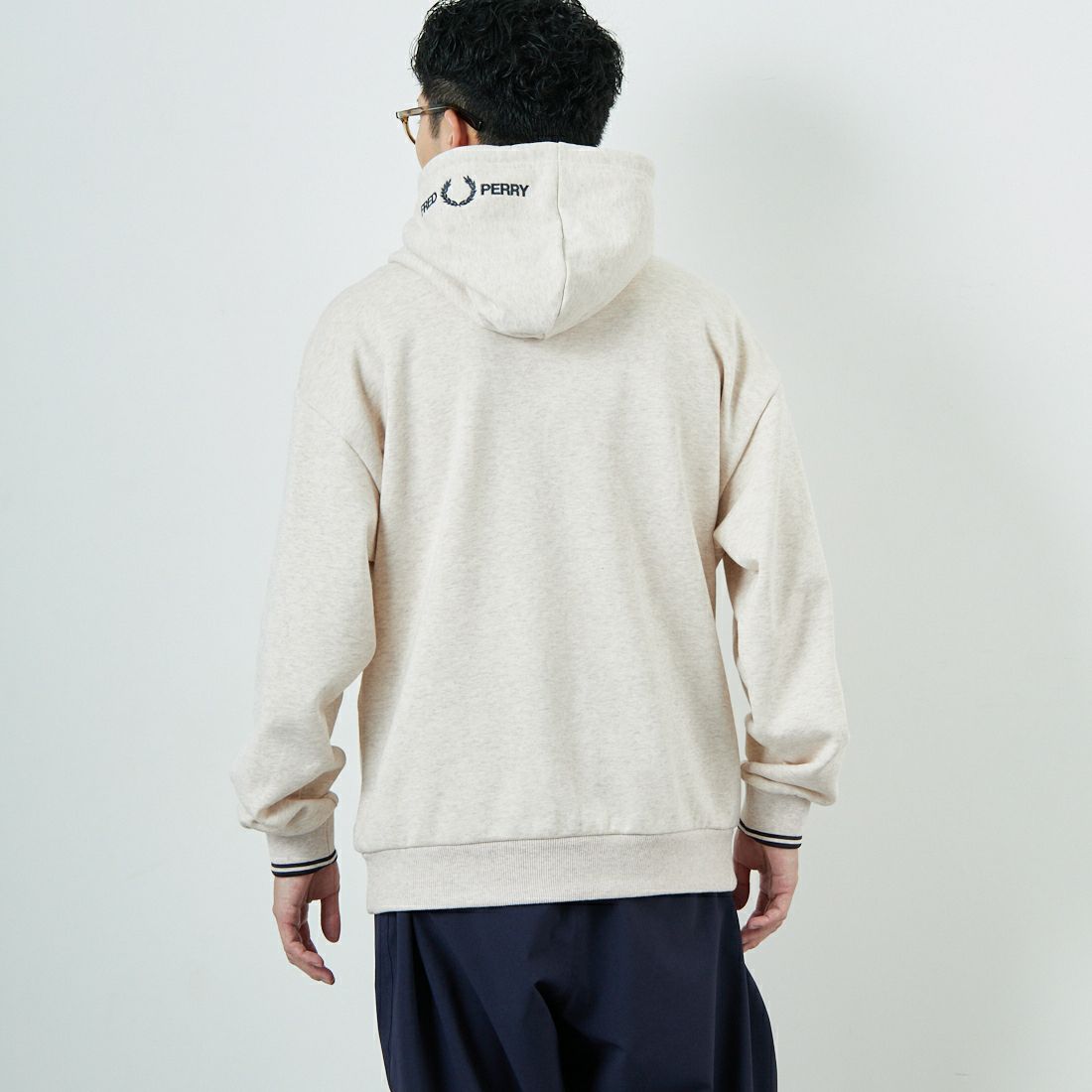 FRED PERRY [フレッドペリー] 別注 フードロゴ刺繍スウェットパーカー [FPM-25A-026JF] PORRIDGE M &&モデル身長：168cm 着用サイズ：L&&