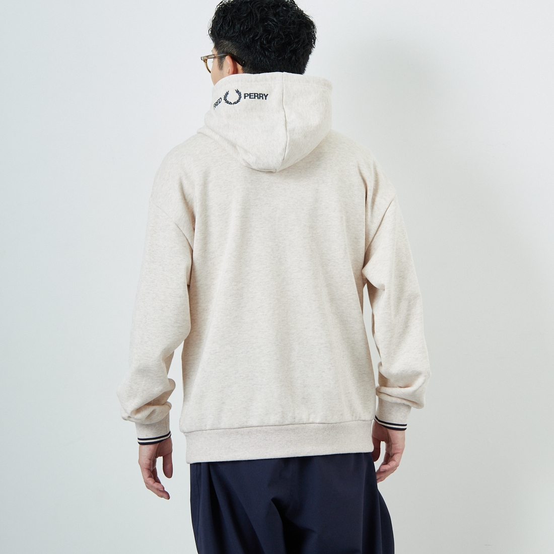 FRED PERRY [フレッドペリー] 別注 フードロゴ刺繍スウェットパーカー [FPM-25A-026JF] PORRIDGE M &&モデル身長：168cm 着用サイズ：L&&