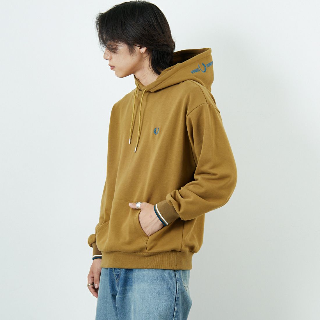 FRED PERRY [フレッドペリー] 別注 フードロゴ刺繍スウェットパーカー [FPM-25A-026JF] SHADED STO &&モデル身長：179cm 着用サイズ：L&&