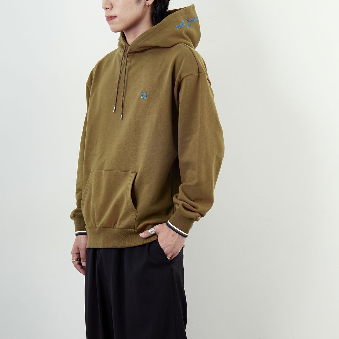 FRED PERRY [フレッドペリー] 別注 フードロゴ刺繍スウェットパーカー [FPM-25A-026JF] SHADED STO &&モデル身長：179cm 着用サイズ：L&&