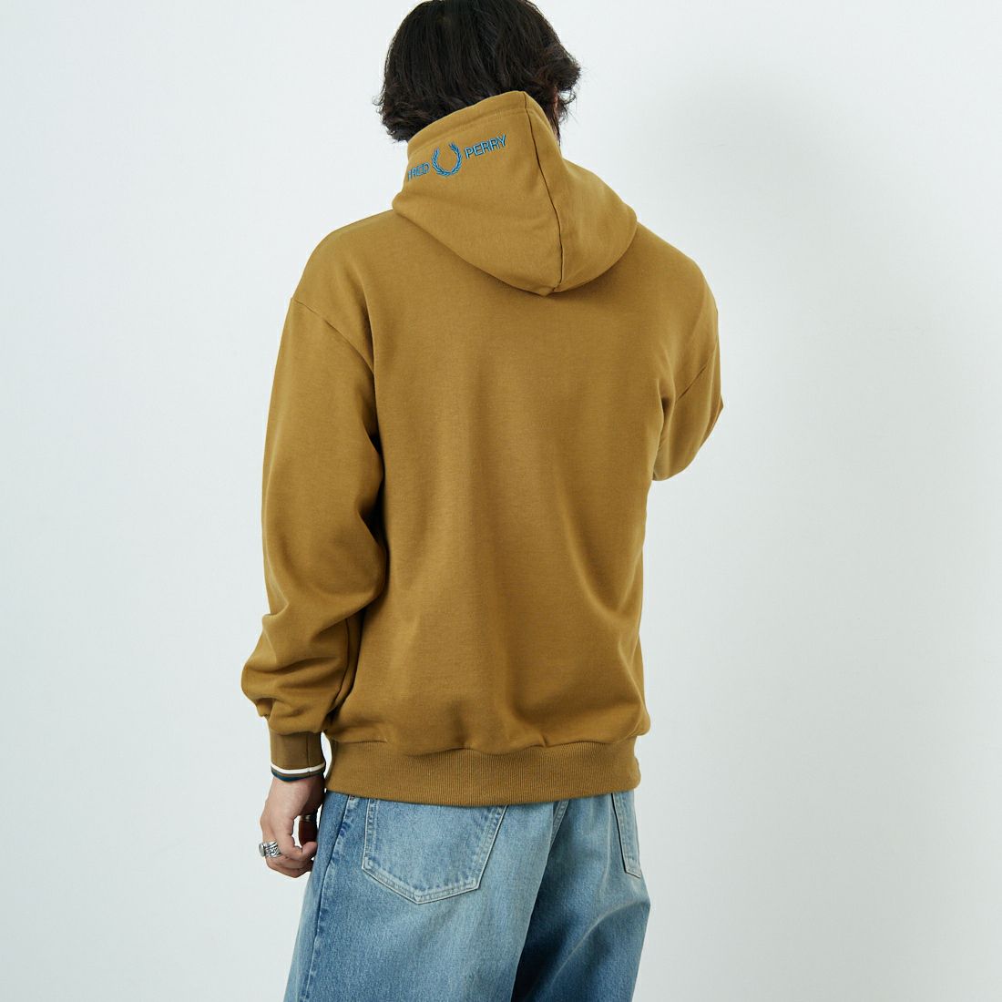 FRED PERRY [フレッドペリー] 別注 フードロゴ刺繍スウェットパーカー [FPM-25A-026JF] SHADED STO &&モデル身長：179cm 着用サイズ：L&&