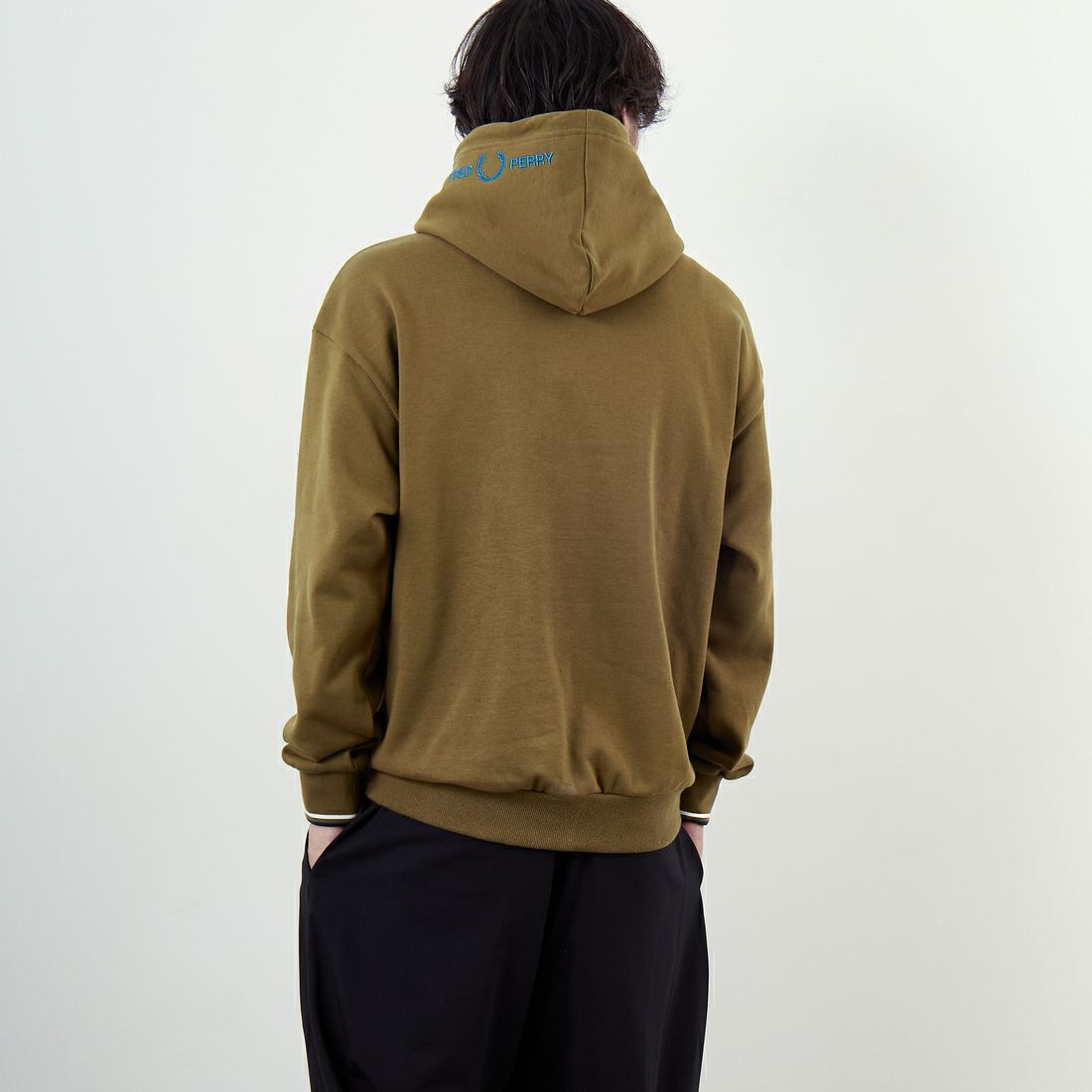FRED PERRY [フレッドペリー] 別注 フードロゴ刺繍スウェットパーカー [FPM-25A-026JF] SHADED STO &&モデル身長：179cm 着用サイズ：L&&