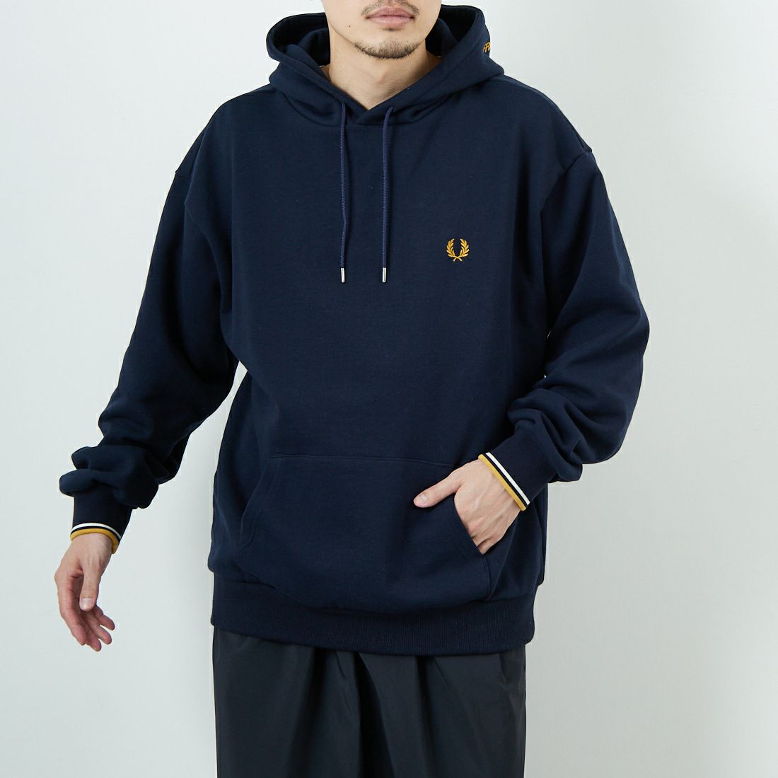 FRED PERRY [フレッドペリー] 別注 フードロゴ刺繍スウェットパーカー [FPM-25A-026JF] NVY/ECR/HO &&モデル身長：168cm 着用サイズ：L&&