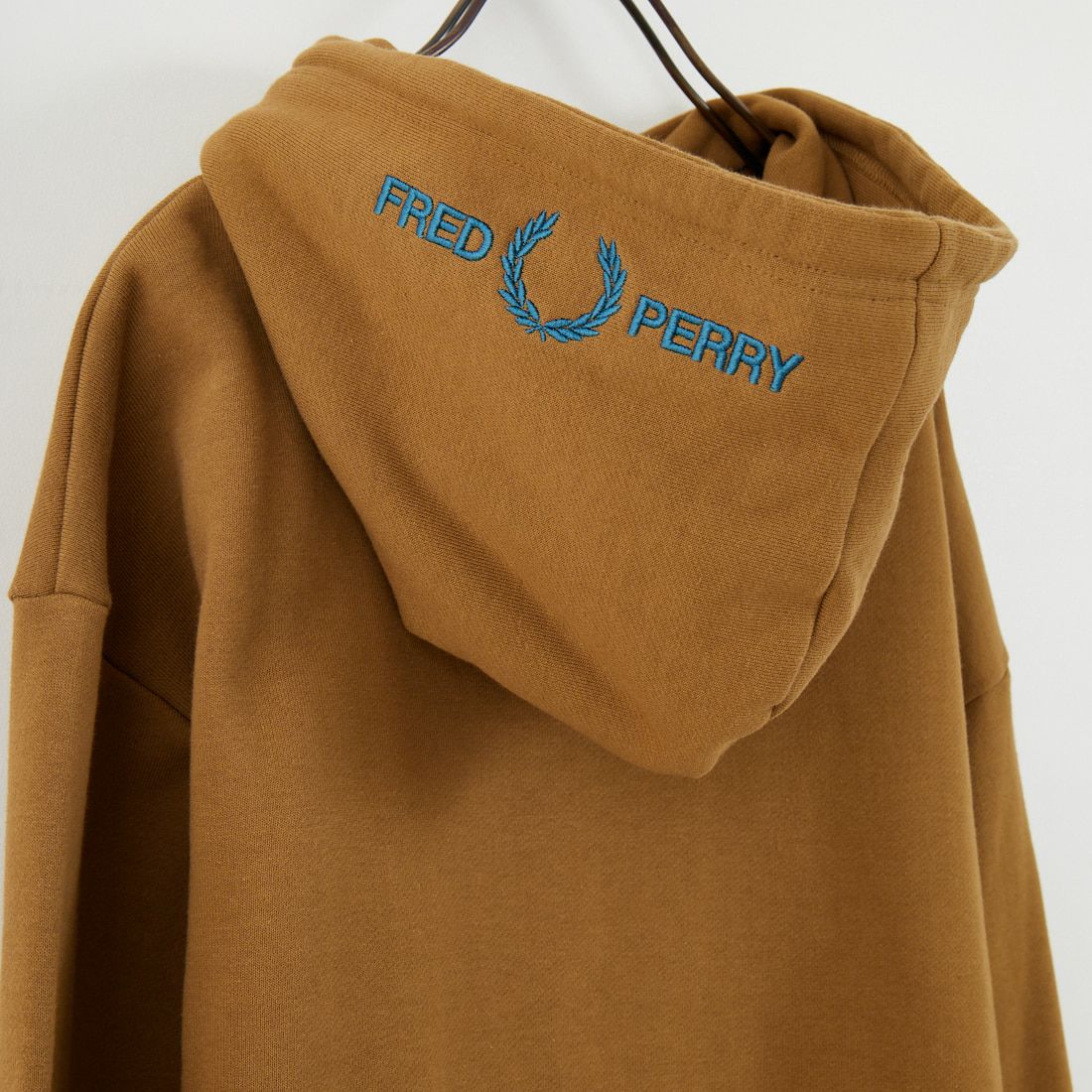 FRED PERRY [フレッドペリー] 別注 フードロゴ刺繍スウェットパーカー [FPM-25A-026JF] PORRIDGE M