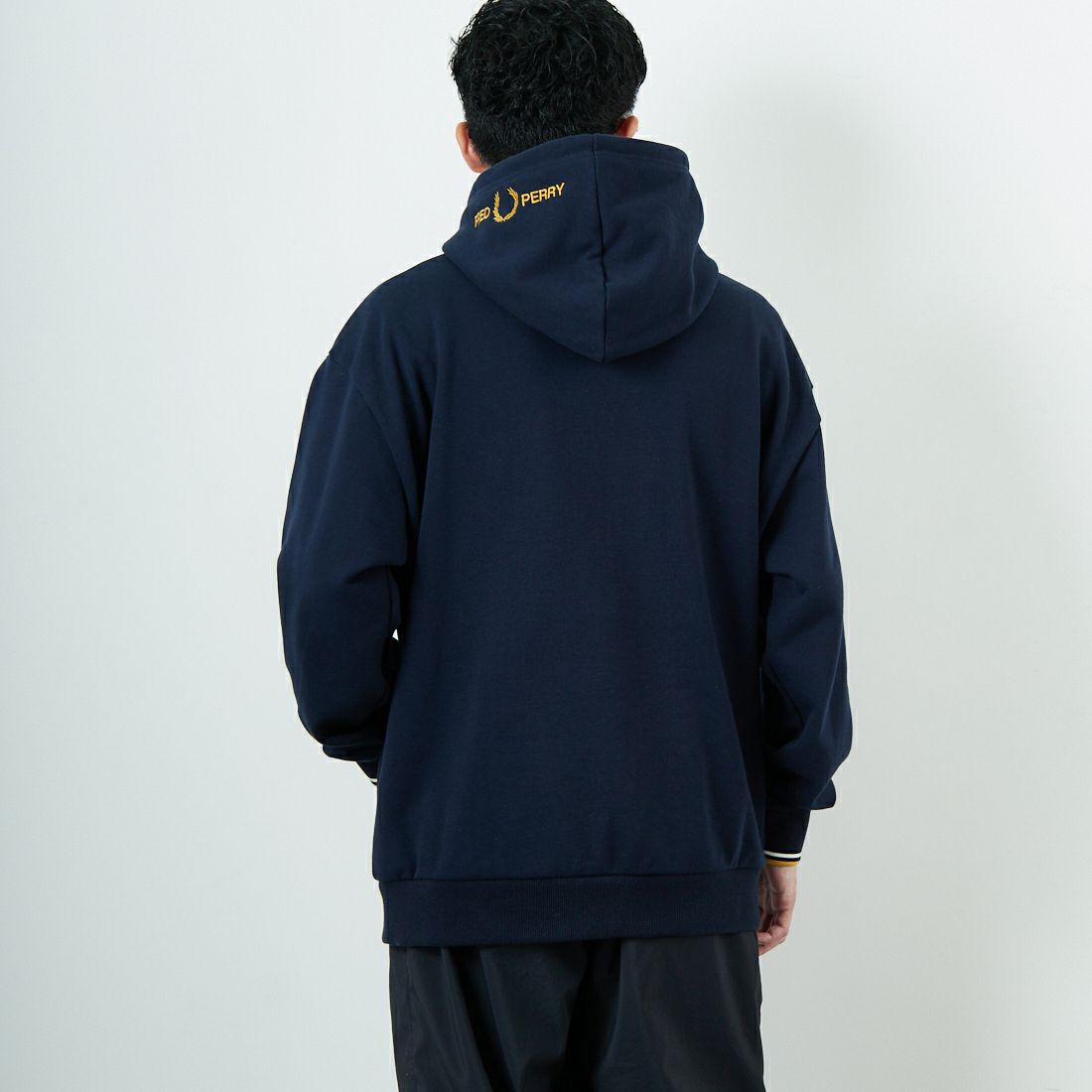 FRED PERRY [フレッドペリー] 別注 フードロゴ刺繍スウェットパーカー [FPM-25A-026JF] NVY/ECR/HO &&モデル身長：168cm 着用サイズ：L&&