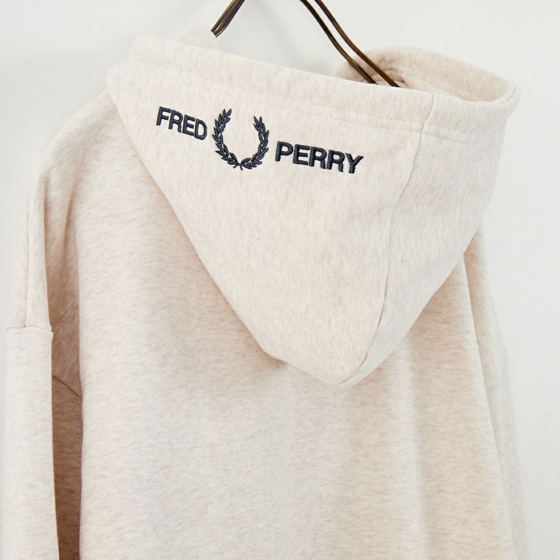 FRED PERRY [フレッドペリー] 別注 フードロゴ刺繍スウェットパーカー [FPM-25A-026JF] PORRIDGE M
