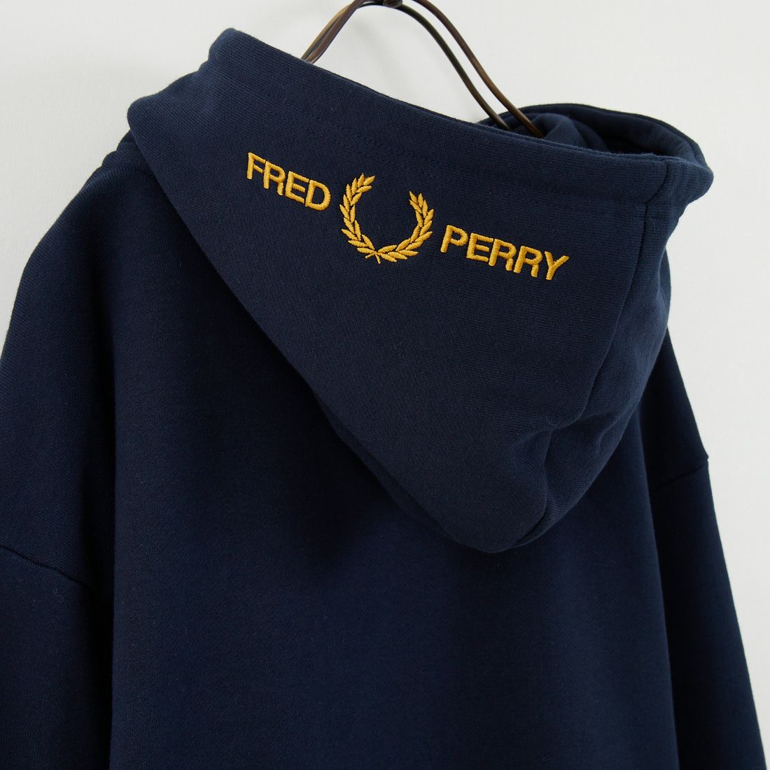 FRED PERRY [フレッドペリー] 別注 フードロゴ刺繍スウェットパーカー [FPM-25A-026JF] NVY/ECR/HO