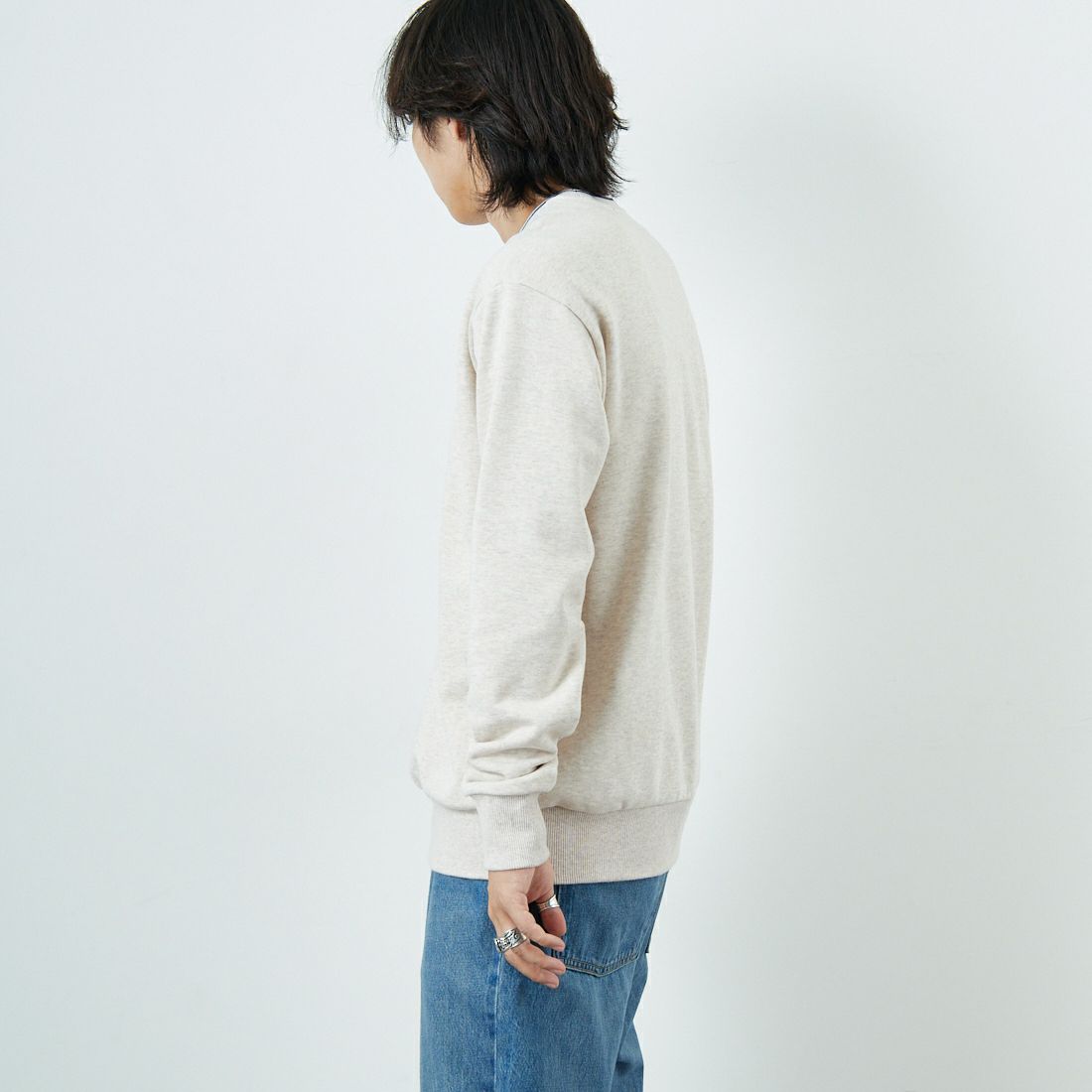 FRED PERRY [フレッドペリー] 別注 ツインティップライン ワンポイントロゴ刺繍クルーネックスウェット [FPM-25A-025JF] PORRIDGE M &&モデル身長：179cm 着用サイズ：L&&