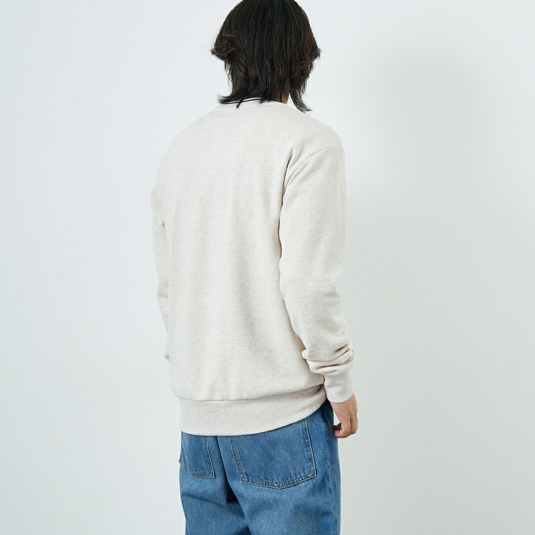 FRED PERRY [フレッドペリー] 別注 ツインティップライン ワンポイントロゴ刺繍クルーネックスウェット [FPM-25A-025JF] PORRIDGE M &&モデル身長：179cm 着用サイズ：L&&