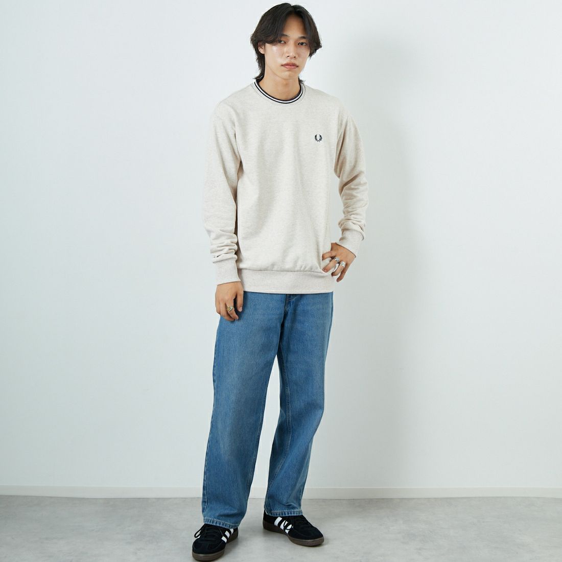 FRED PERRY [フレッドペリー] 別注 ツインティップライン ワンポイントロゴ刺繍クルーネックスウェット [FPM-25A-025JF] PORRIDGE M &&モデル身長：179cm 着用サイズ：L&&