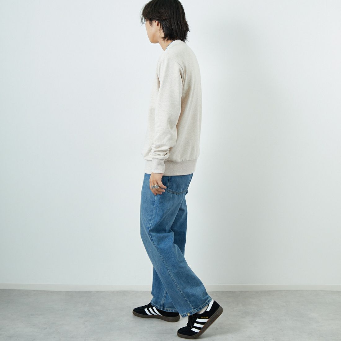 FRED PERRY [フレッドペリー] 別注 ツインティップライン ワンポイントロゴ刺繍クルーネックスウェット [FPM-25A-025JF] PORRIDGE M &&モデル身長：179cm 着用サイズ：L&&