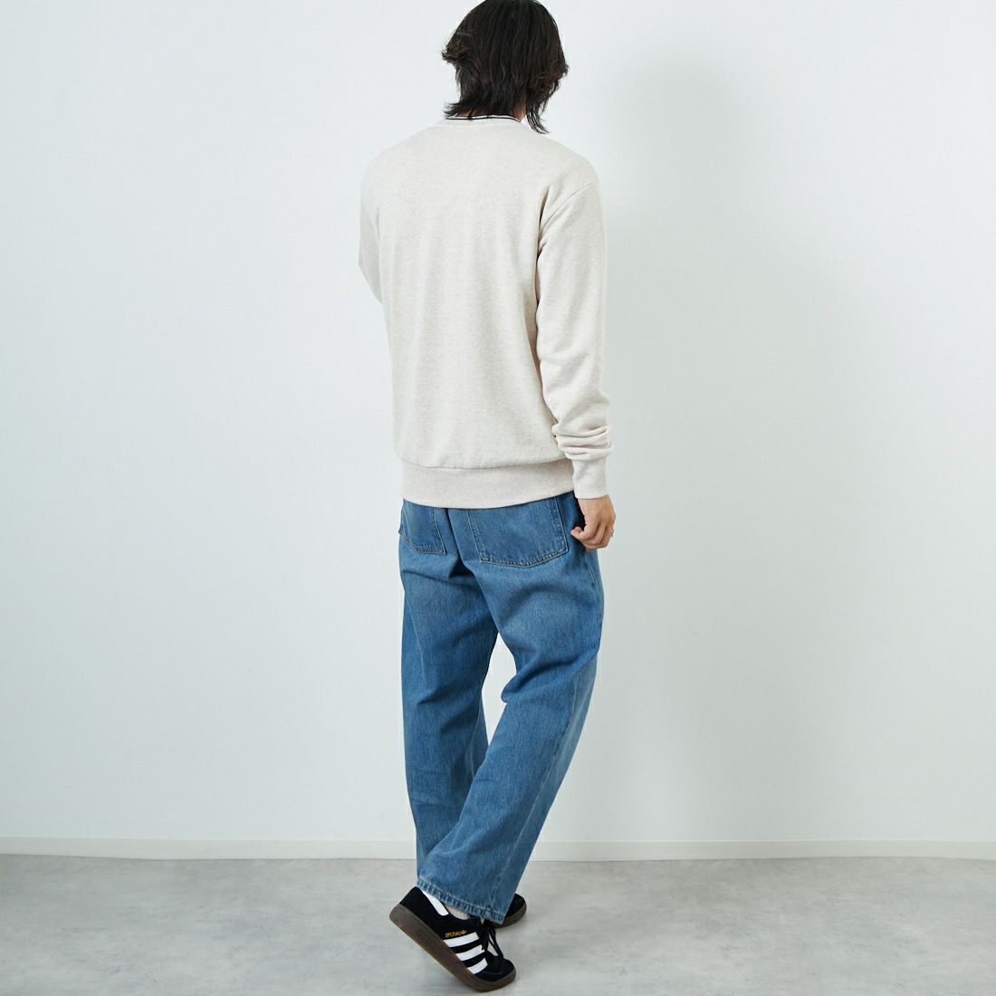 FRED PERRY [フレッドペリー] 別注 ツインティップライン ワンポイントロゴ刺繍クルーネックスウェット [FPM-25A-025JF] PORRIDGE M &&モデル身長：179cm 着用サイズ：L&&