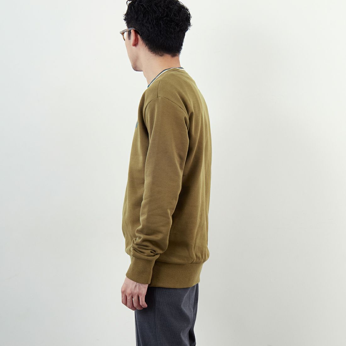 FRED PERRY [フレッドペリー] 別注 ツインティップライン ワンポイントロゴ刺繍クルーネックスウェット [FPM-25A-025JF] SHADED STO &&モデル身長：168cm 着用サイズ：M&&