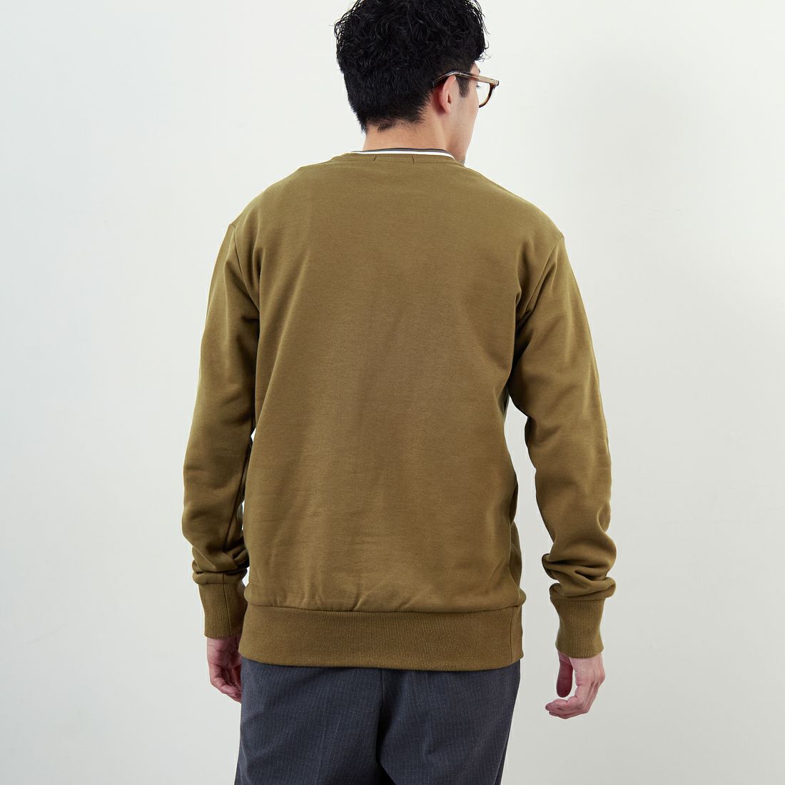 FRED PERRY [フレッドペリー] 別注 ツインティップライン ワンポイントロゴ刺繍クルーネックスウェット [FPM-25A-025JF] SHADED STO &&モデル身長：168cm 着用サイズ：M&&