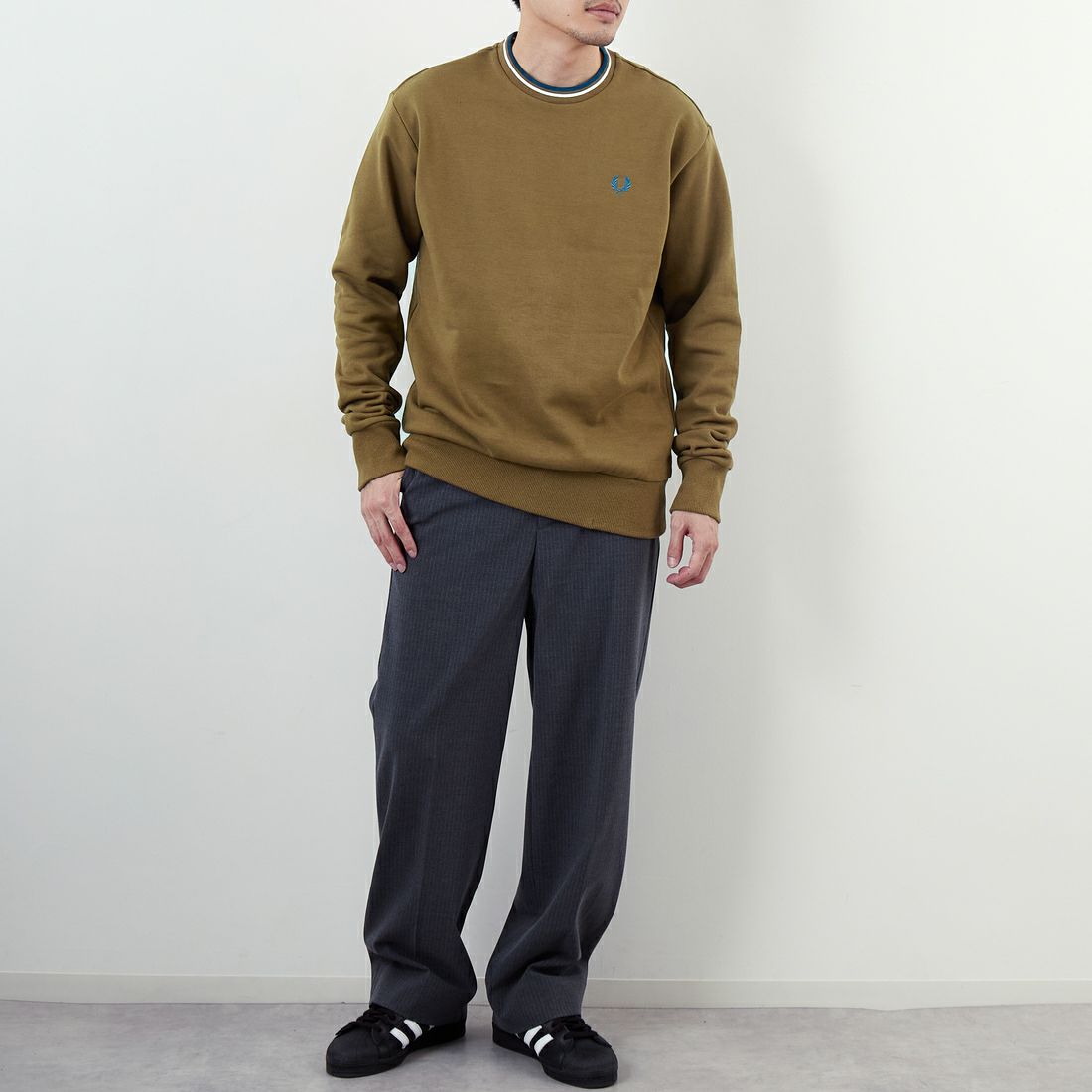 FRED PERRY [フレッドペリー] 別注 ツインティップライン ワンポイントロゴ刺繍クルーネックスウェット [FPM-25A-025JF] SHADED STO &&モデル身長：168cm 着用サイズ：M&&
