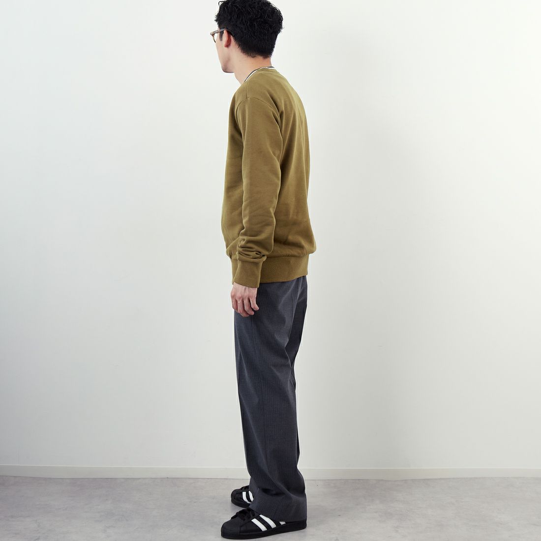 FRED PERRY [フレッドペリー] 別注 ツインティップライン ワンポイントロゴ刺繍クルーネックスウェット [FPM-25A-025JF] SHADED STO &&モデル身長：168cm 着用サイズ：M&&