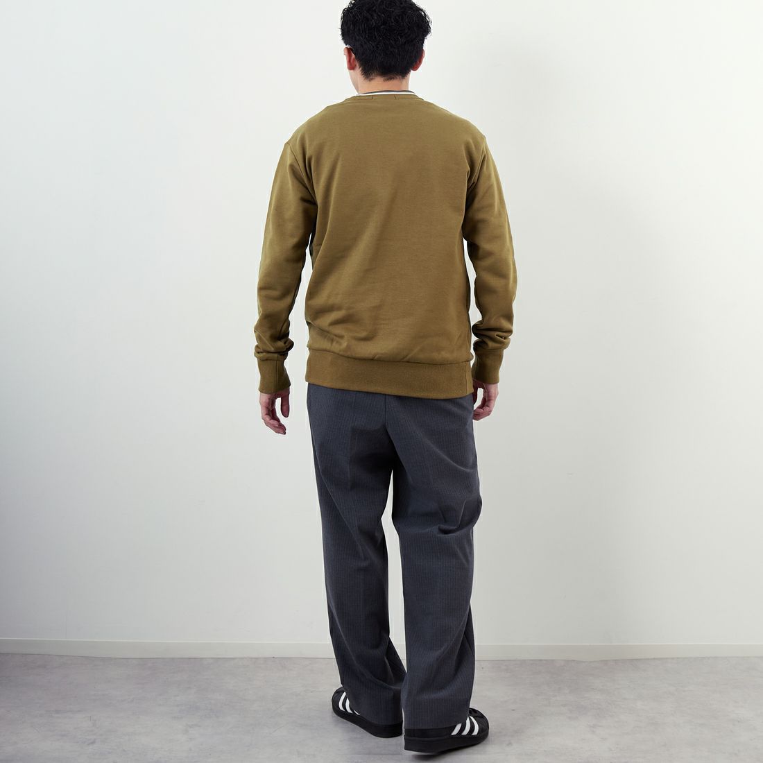 FRED PERRY [フレッドペリー] 別注 ツインティップライン ワンポイントロゴ刺繍クルーネックスウェット [FPM-25A-025JF] SHADED STO &&モデル身長：168cm 着用サイズ：M&&