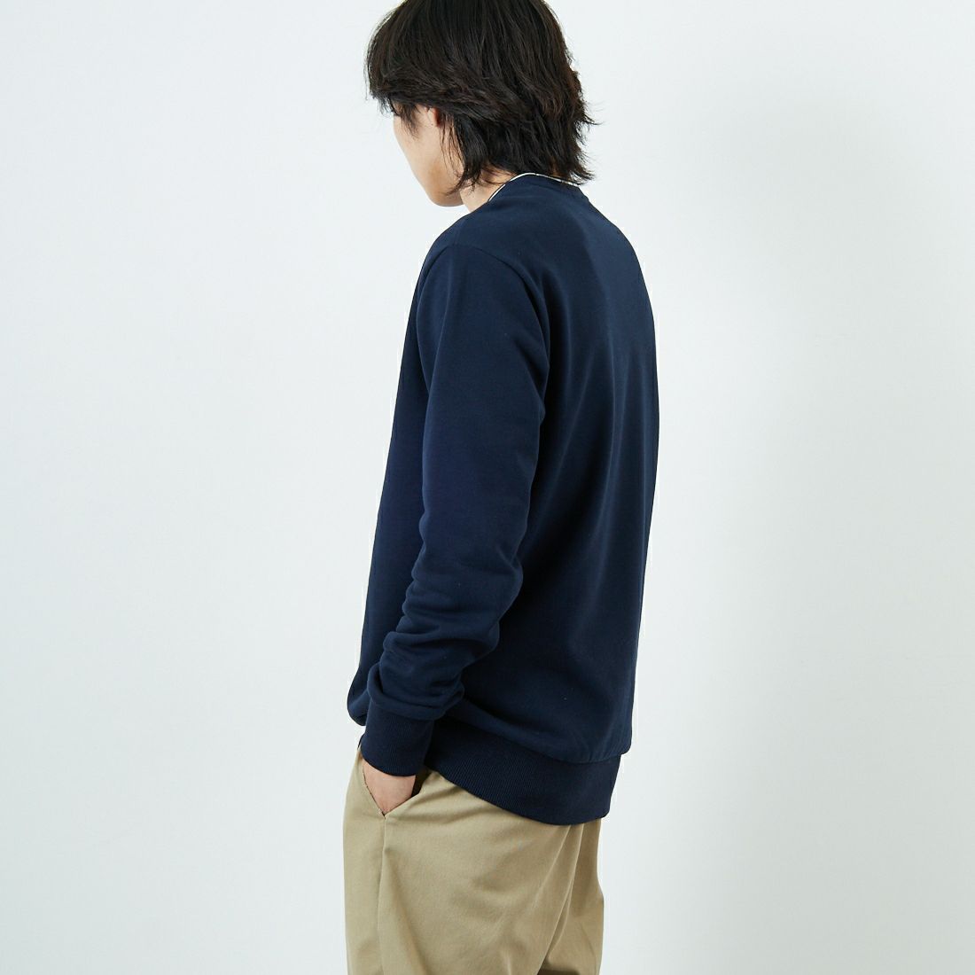 FRED PERRY [フレッドペリー] 別注 ツインティップライン ワンポイントロゴ刺繍クルーネックスウェット [FPM-25A-025JF] NVY/ECR/HO &&モデル身長：179cm 着用サイズ：L&&