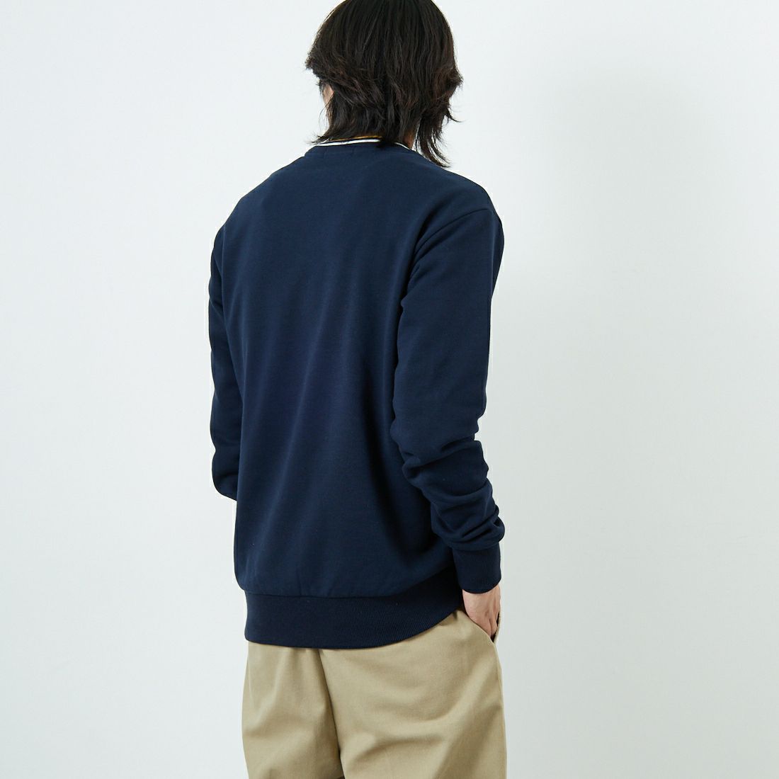 FRED PERRY [フレッドペリー] 別注 ツインティップライン ワンポイントロゴ刺繍クルーネックスウェット [FPM-25A-025JF] NVY/ECR/HO &&モデル身長：179cm 着用サイズ：L&&