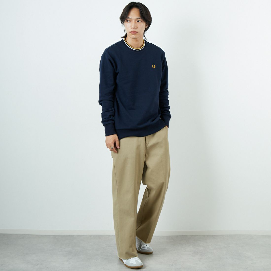 FRED PERRY [フレッドペリー] 別注 ツインティップライン ワンポイントロゴ刺繍クルーネックスウェット [FPM-25A-025JF] NVY/ECR/HO &&モデル身長：179cm 着用サイズ：L&&
