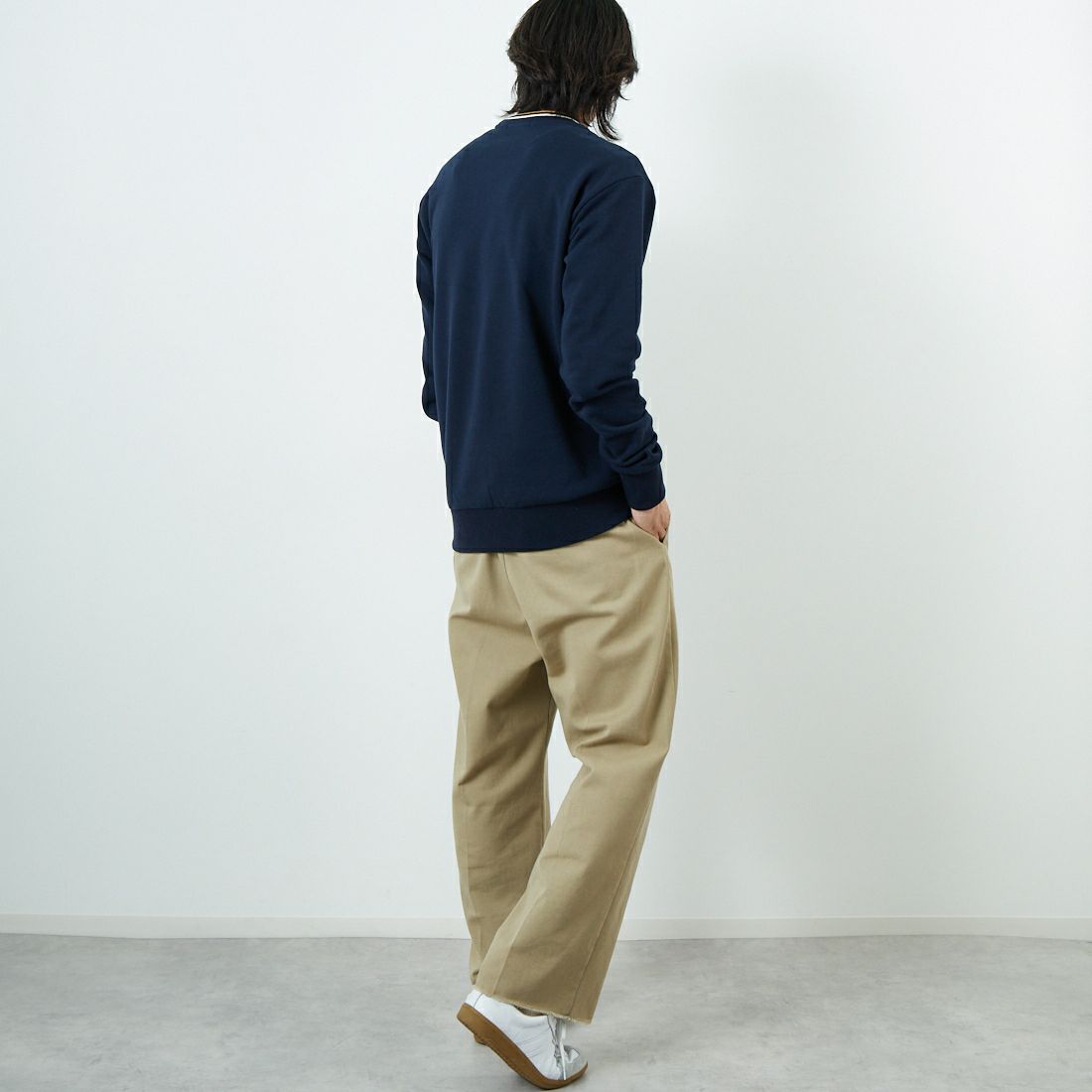 FRED PERRY [フレッドペリー] 別注 ツインティップライン ワンポイントロゴ刺繍クルーネックスウェット [FPM-25A-025JF] NVY/ECR/HO &&モデル身長：179cm 着用サイズ：L&&