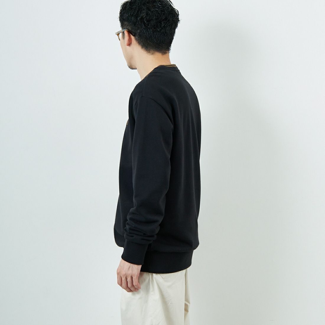 FRED PERRY [フレッドペリー] 別注 ツインティップライン ワンポイントロゴ刺繍クルーネックスウェット [FPM-25A-025JF] BLK/SHADED &&モデル身長：168cm 着用サイズ：L&&