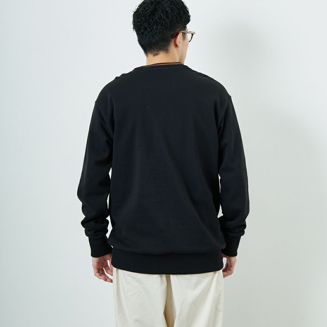 FRED PERRY [フレッドペリー] 別注 ツインティップライン ワンポイントロゴ刺繍クルーネックスウェット [FPM-25A-025JF] BLK/SHADED &&モデル身長：168cm 着用サイズ：L&&