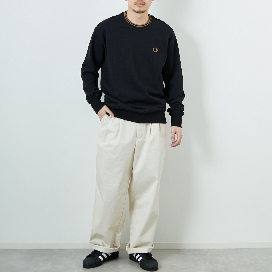 FRED PERRY [フレッドペリー] 別注 ツインティップライン ワンポイントロゴ刺繍クルーネックスウェット [FPM-25A-025JF] BLK/SHADED &&モデル身長：168cm 着用サイズ：L&&
