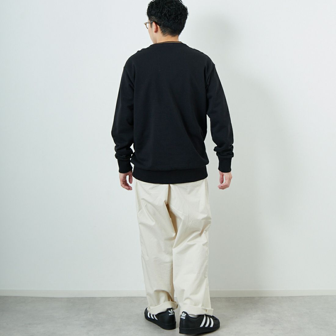 FRED PERRY [フレッドペリー] 別注 ツインティップライン ワンポイントロゴ刺繍クルーネックスウェット [FPM-25A-025JF] BLK/SHADED &&モデル身長：168cm 着用サイズ：L&&