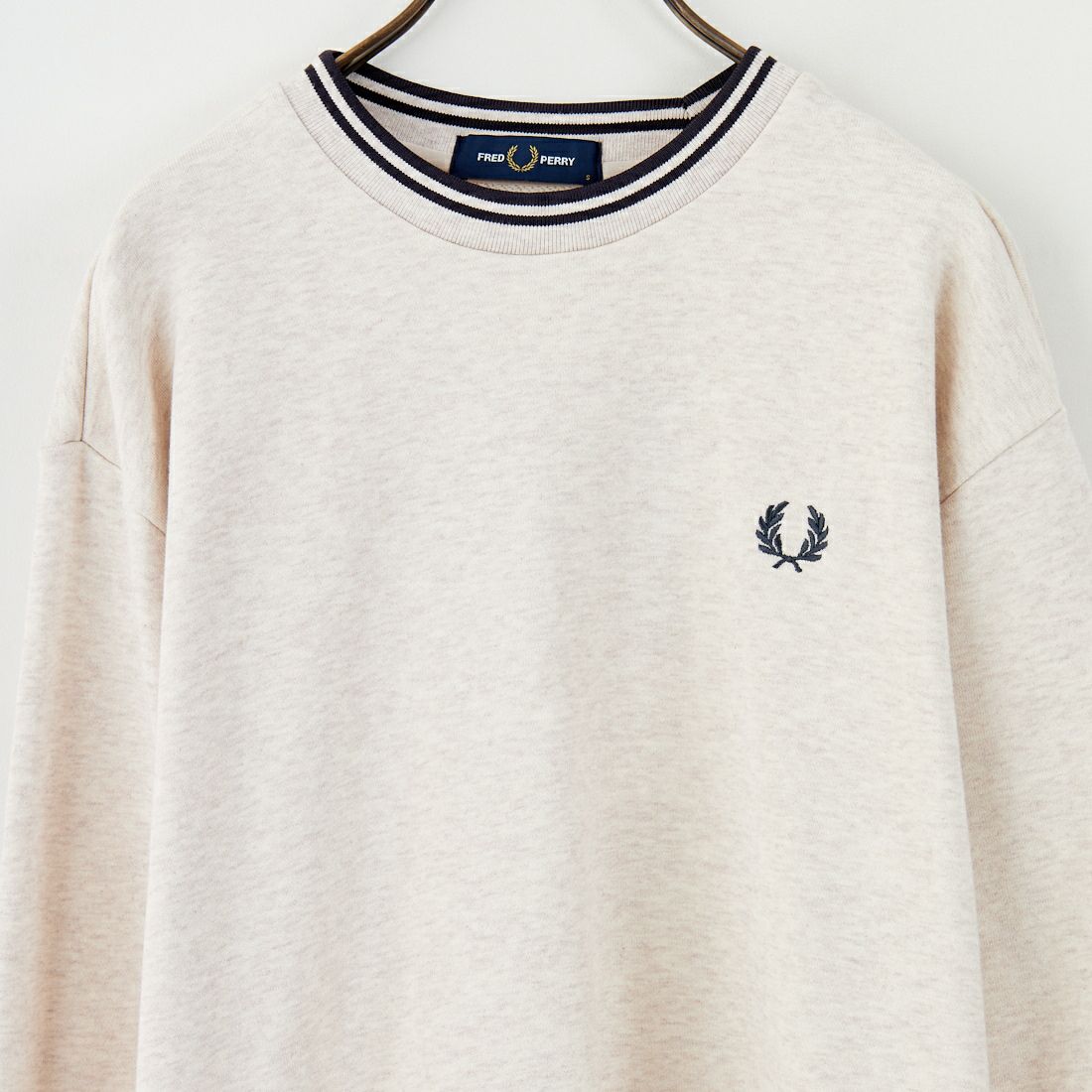 FRED PERRY [フレッドペリー] 別注 ツインティップライン ワンポイントロゴ刺繍クルーネックスウェット [FPM-25A-025JF] PORRIDGE M