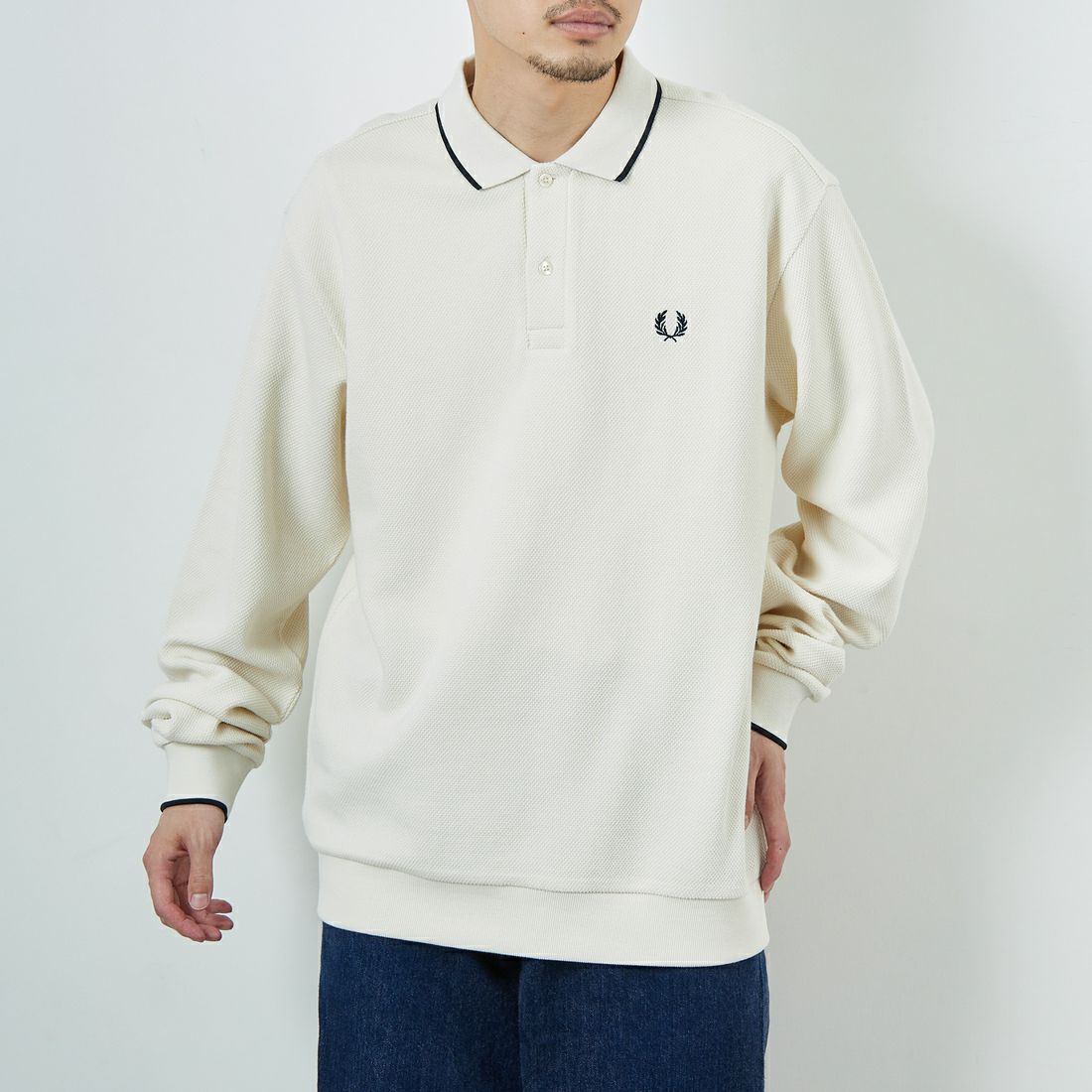 FRED PERRY [フレッドペリー] 別注 ワンポイントロゴ刺繍 ロングスリーブポロシャツ [FPM-25A-027JF] ECRU/NAVY &&モデル身長：168cm 着用サイズ：L&&