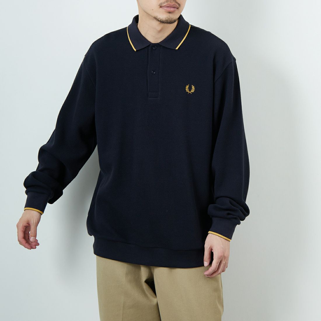 FRED PERRY [フレッドペリー] 別注 ワンポイントロゴ刺繍 ロングスリーブポロシャツ [FPM-25A-027JF] NVY/HONEYC &&モデル身長：168cm 着用サイズ：L&&