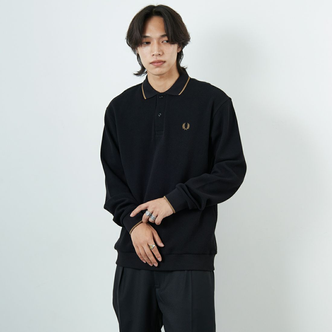 FRED PERRY [フレッドペリー] 別注 ワンポイントロゴ刺繍 ロングスリーブポロシャツ [FPM-25A-027JF] BLK/SHADED &&モデル身長：179cm 着用サイズ：L&&