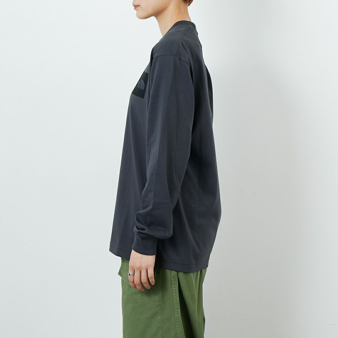 THE NORTH FACE [ザ ノースフェイス] ロングスリーブスクエアロゴTシャツ [NT82534] AG &&モデル身長：160cm 着用サイズ：S&&