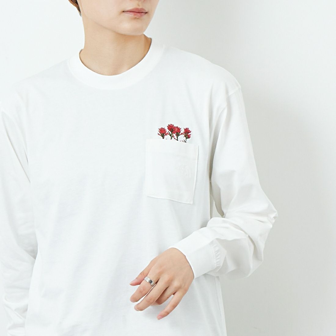 THE NORTH FACE [ザ ノースフェイス] ロングスリーブ フラッシュドライフラワーロゴTシャツ [NT82535] OW &&モデル身長：160cm 着用サイズ：S&&