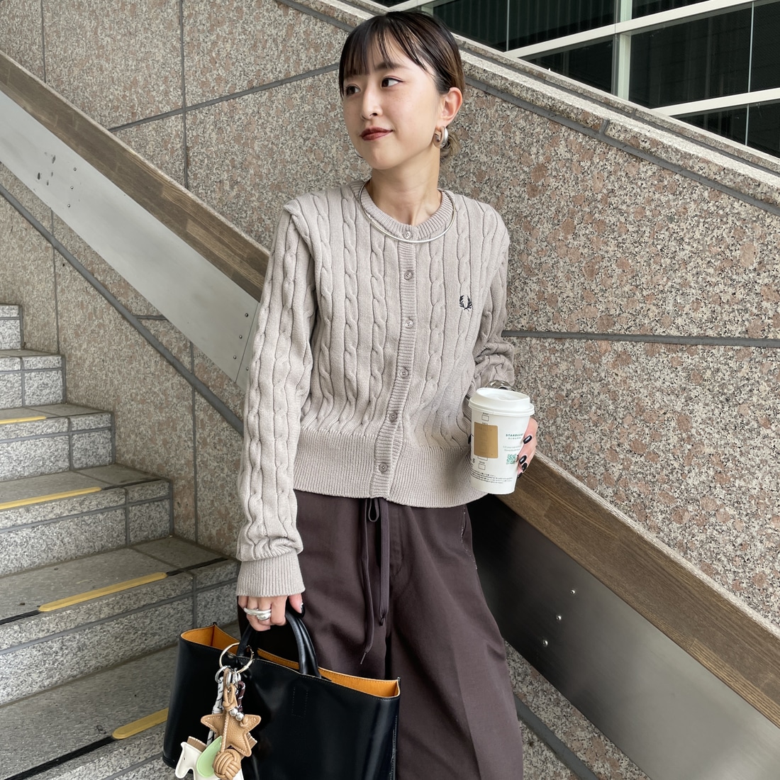 FRED PERRY [フレッドペリー] 別注 ケーブルニットカーディガン [FPW-25A-008JF] WARM/BLK &&モデル身長：150cm 着用サイズ：10&&