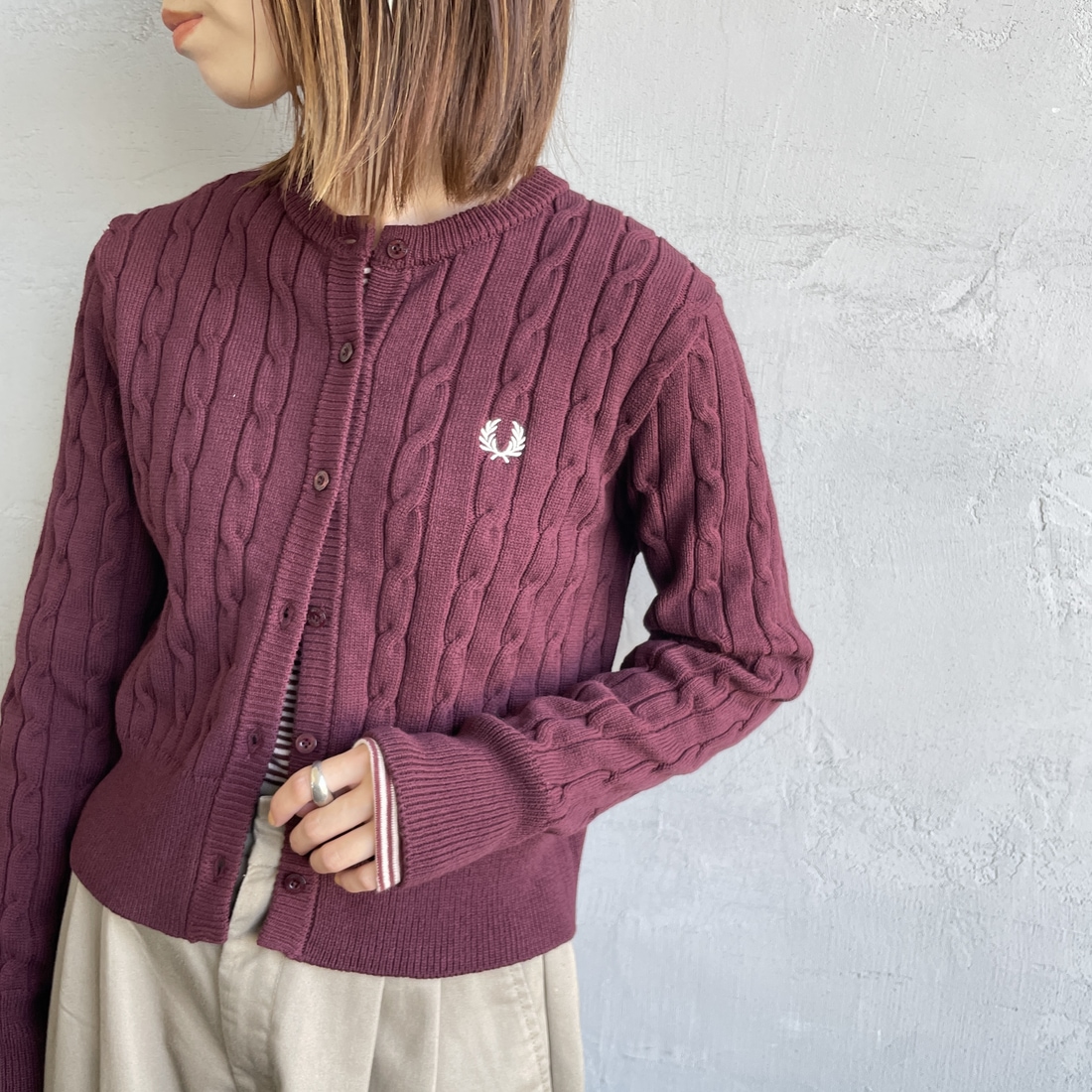 FRED PERRY [フレッドペリー] 別注 ケーブルニットカーディガン [FPW-25A-008JF] OXBLOOD/OA &&モデル身長：160cm 着用サイズ：10&&
