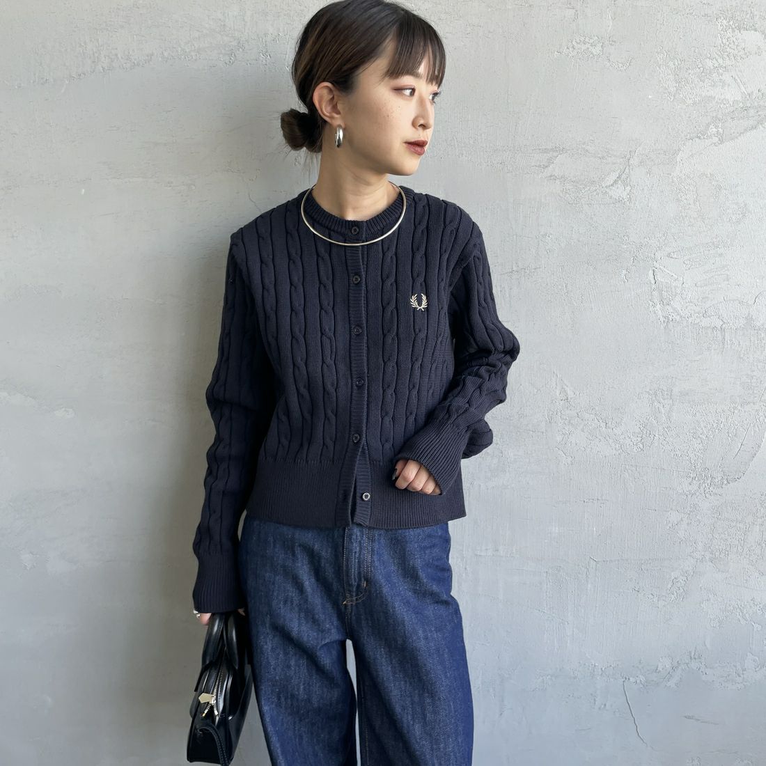FRED PERRY [フレッドペリー] 別注 ケーブルニットカーディガン [FPW-25A-008JF] NAVY/WARM &&モデル身長：150cm 着用サイズ：10&&