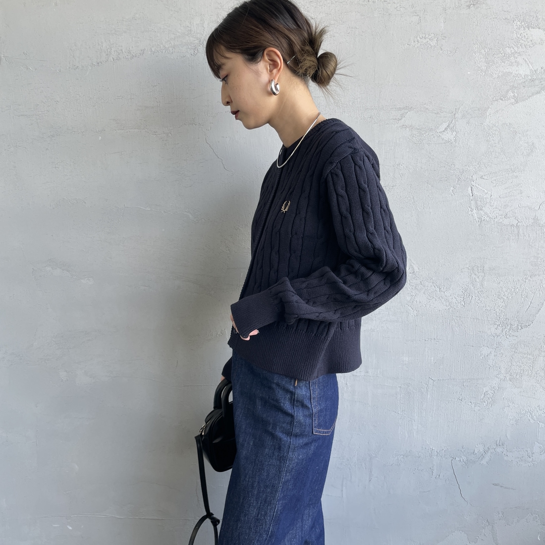 FRED PERRY [フレッドペリー] 別注 ケーブルニットカーディガン [FPW-25A-008JF] NAVY/WARM &&モデル身長：150cm 着用サイズ：10&&